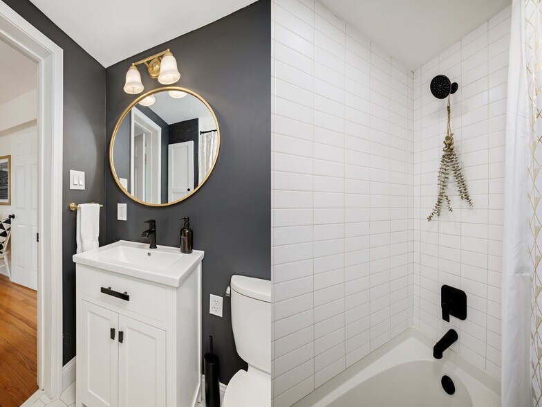 Building Photo - 807 W 48th St