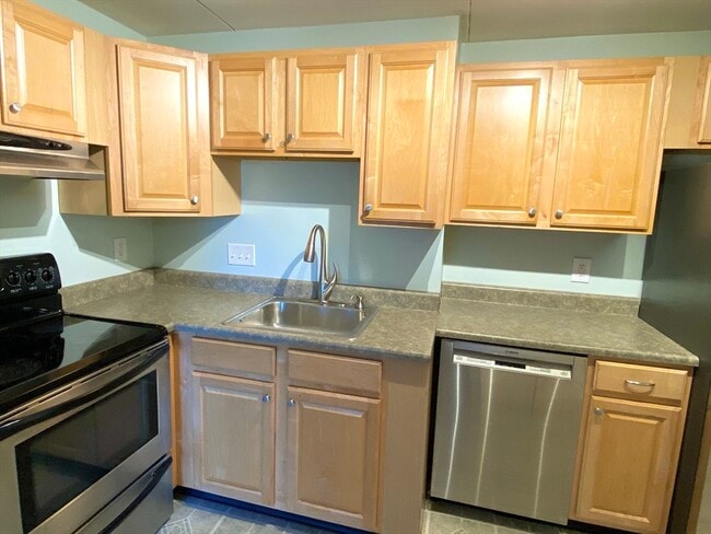 Building Photo - 573 Broad St