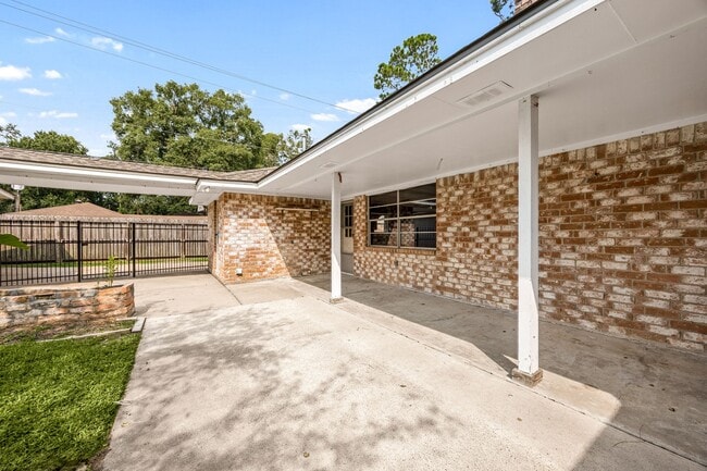 Building Photo - 5923 Pebble Springs Dr
