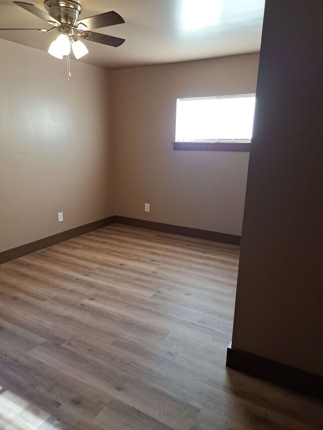 Building Photo - 523 E 8th St