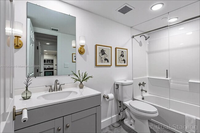 Building Photo - 2860 Somerset Dr