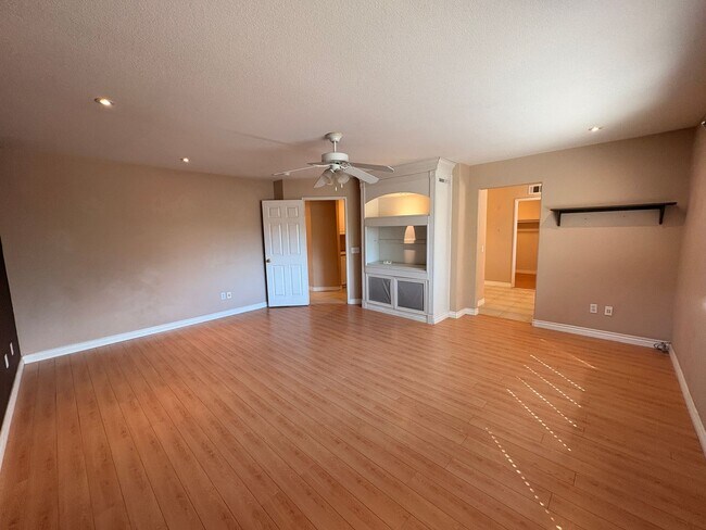 Building Photo - 4 Bed, 3 Bath in Corona!