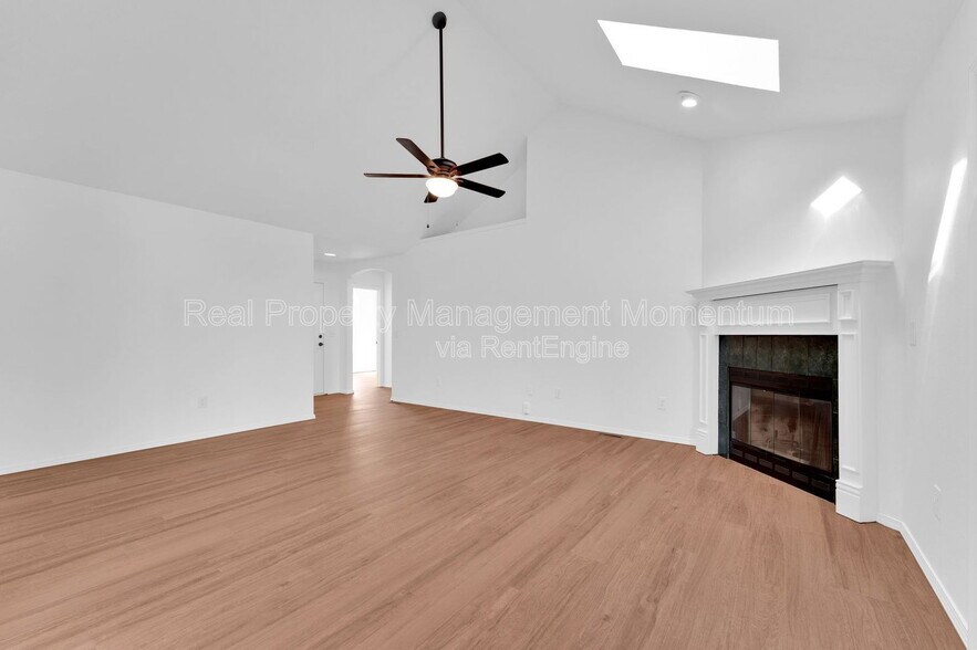 Building Photo - 882 S Hickory Ln