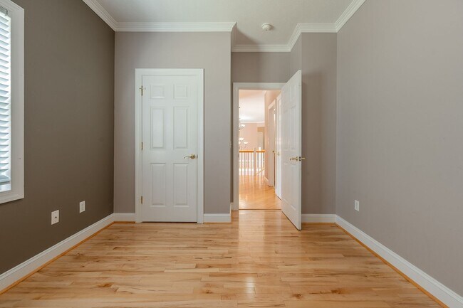 Building Photo - 1701 Stratford View Dr