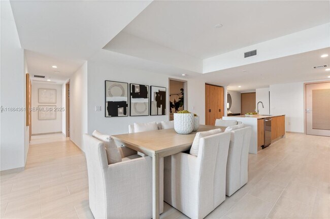 Building Photo - 10281 W Bay Harbor Dr