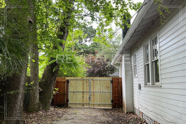 Building Photo - *Coming Soon* Cute 2 BD / 1 BA Midtown Hom...