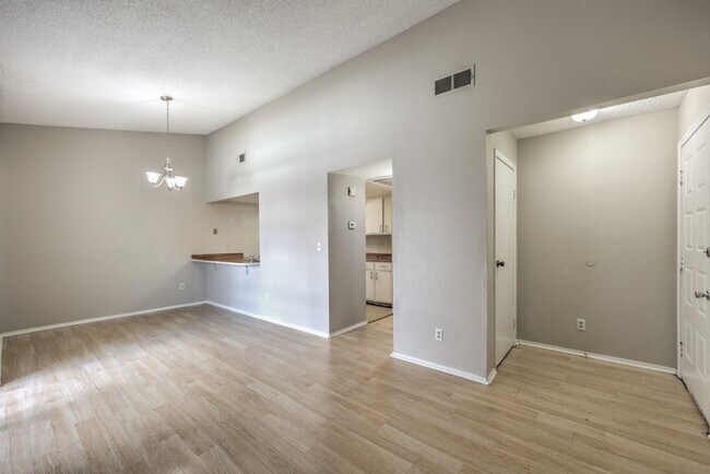 Building Photo - Charming Condo for Rent