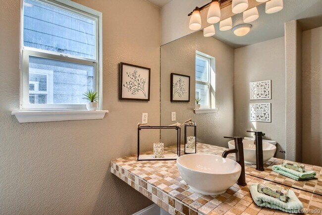 Building Photo - Fantastic 3 bed, 2.5 bath Townhome in Univ...
