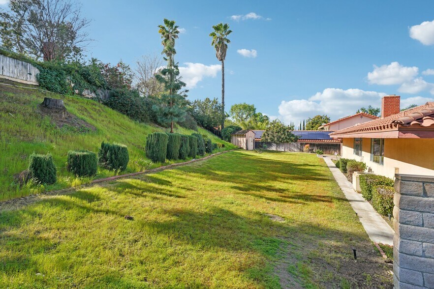 Building Photo - 1500 Country Club Dr