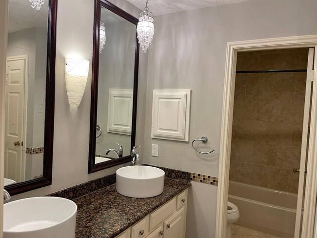 Building Photo - 2215 Mill Creek Dr