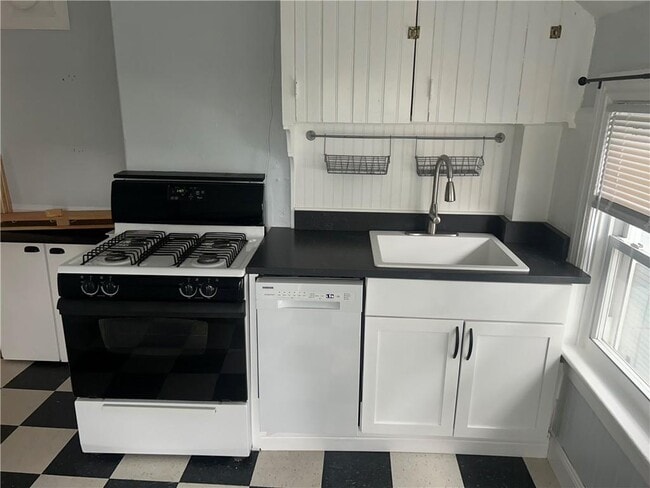 Building Photo - 179 Ivy St