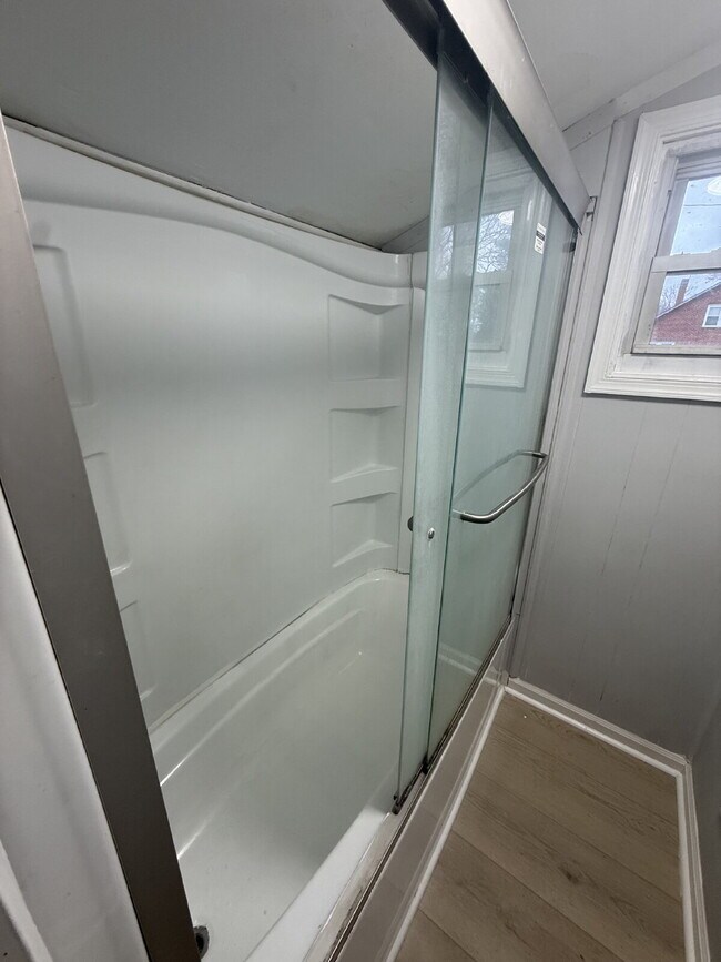 Building Photo - 2 bedroom 1 bath Home in Hurt VA with large yard just minutes to downtown Altavista.