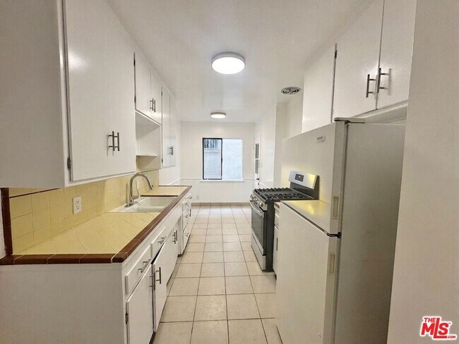 Building Photo - 1000 N Orange Grove Ave