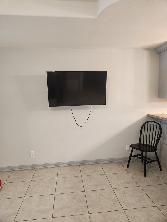 Building Photo - 709 E 3rd St