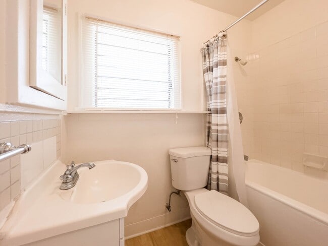 Building Photo - Relaxed Living in Desirable North Alhambra – Cozy 1BR