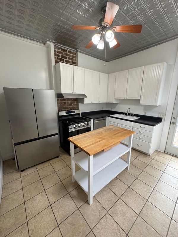 Building Photo - 1213 Annunciation St
