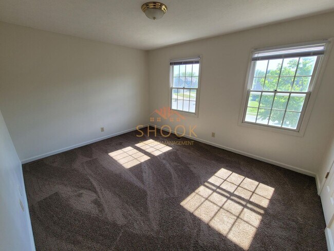 Building Photo - Large 3 BR Townhome/Condo - Available mid June