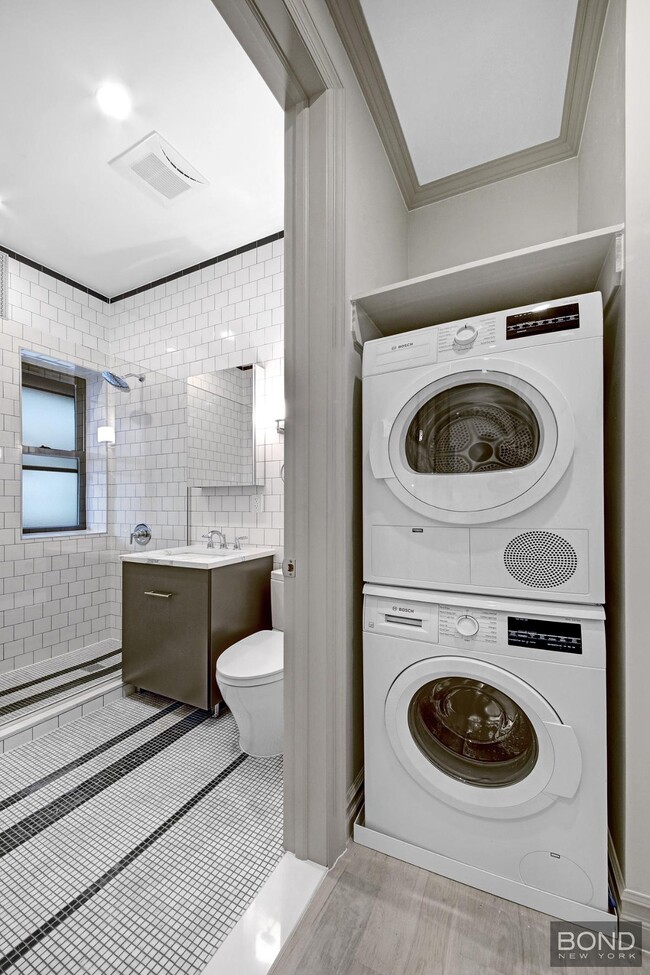 Building Photo - 250 W 91st St