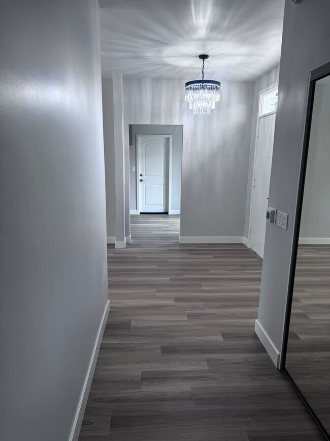 Building Photo - Spacious 3 Bed 2 Bath in Enderle Gardens: ...