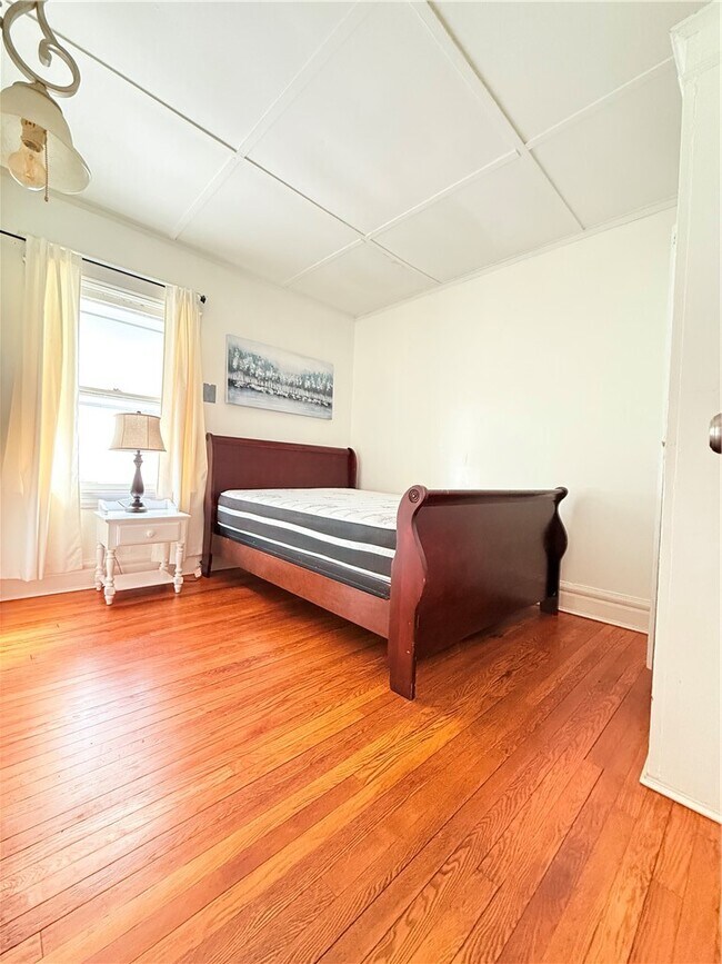 Building Photo - 948 Monroe Ave