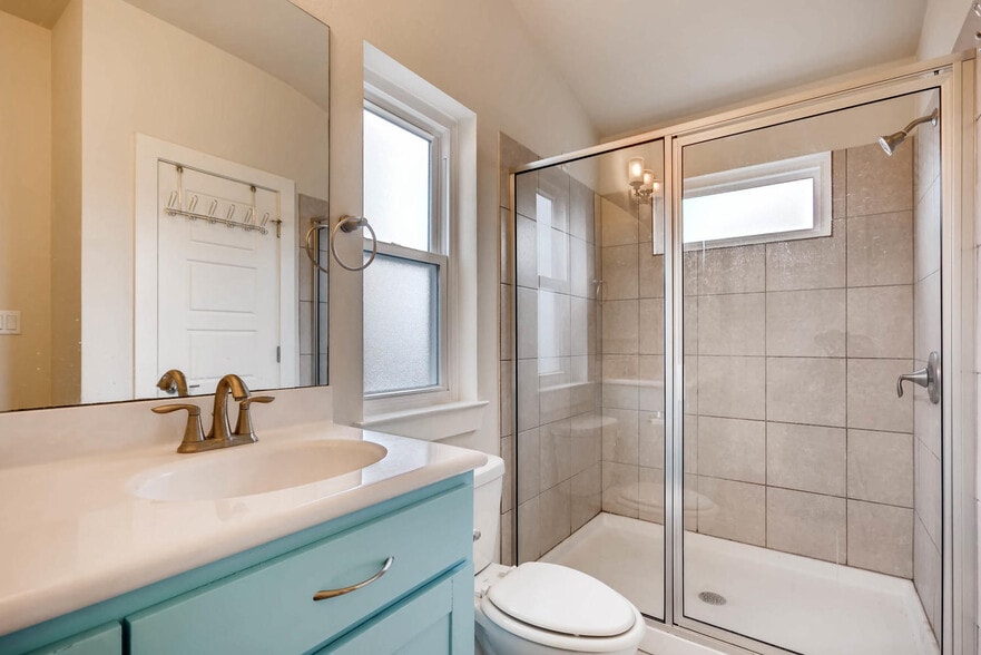Master Bathroom_upstairs - 1916 tripshaw lane