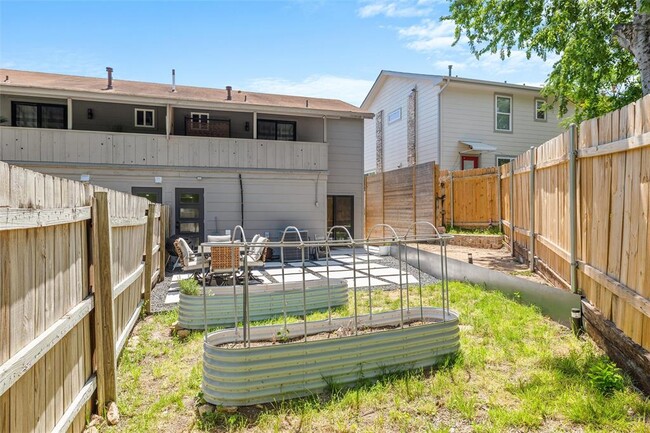 Building Photo - 3404 Dolphin Dr