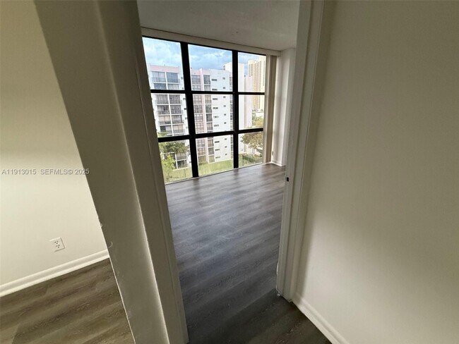 Building Photo - 17011 N Bay Rd