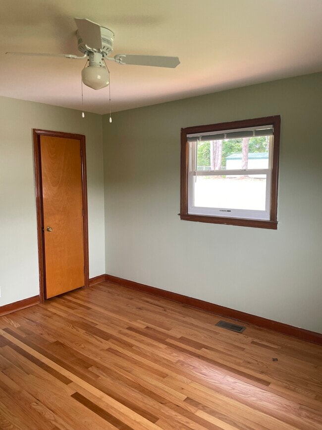 Building Photo - 2204 Wyndale Rd
