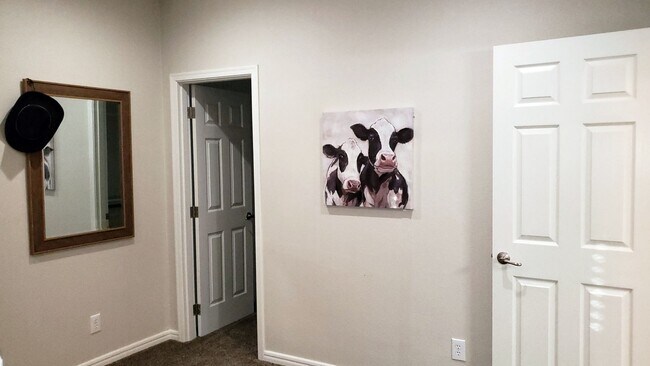 Building Photo - Gorgeous location, spectacular amenities, 3 bedroom furnished home for rent.