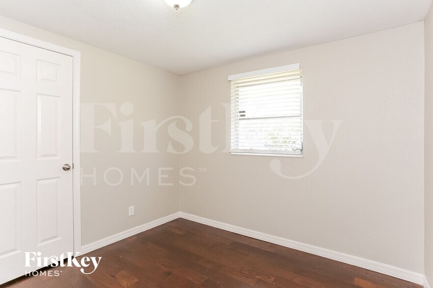 Building Photo - 447 W Clermont Dr