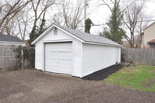 Garage - 115 E 17th St