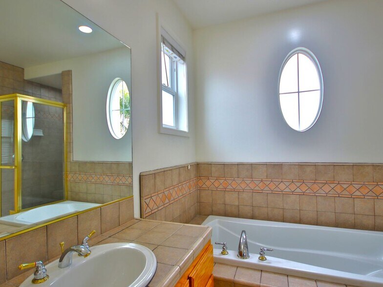 Building Photo - 504 Dahlia Pl