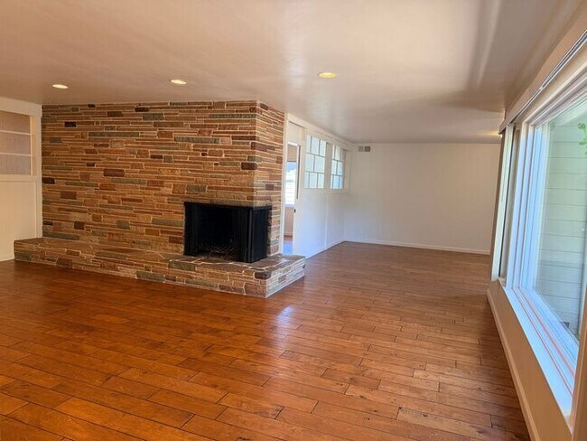 Building Photo - 3 Bed and 3 Bath Home Located Off of Forest Ave
