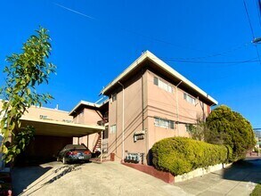 Building Photo - RENOVATED Unit, w/ HARDWOOD Floors! Spacio...