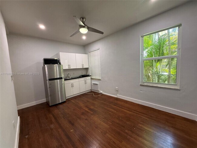 Primary Photo - 315 W 28th St