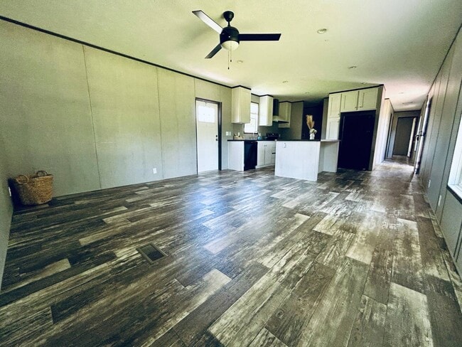 Building Photo - 220 Autumn Ln