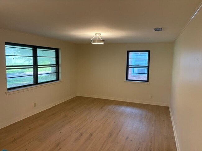 Building Photo - Gorgeous 3 Bedroom Remodeled Home