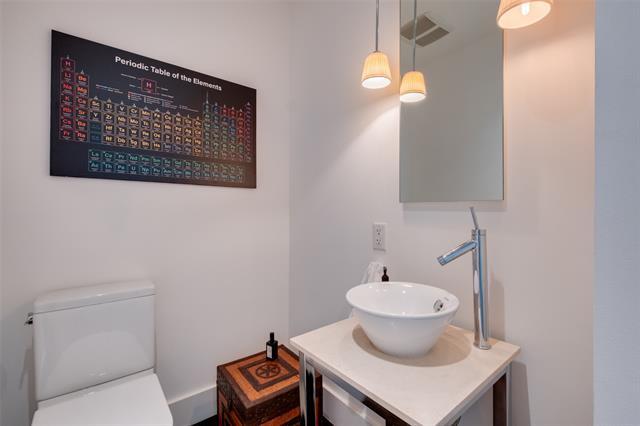 Building Photo - 2200 Victory Ave