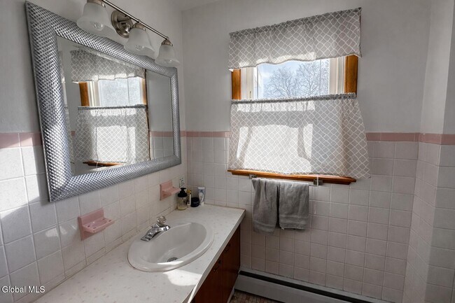 Building Photo - 113 Russell Rd