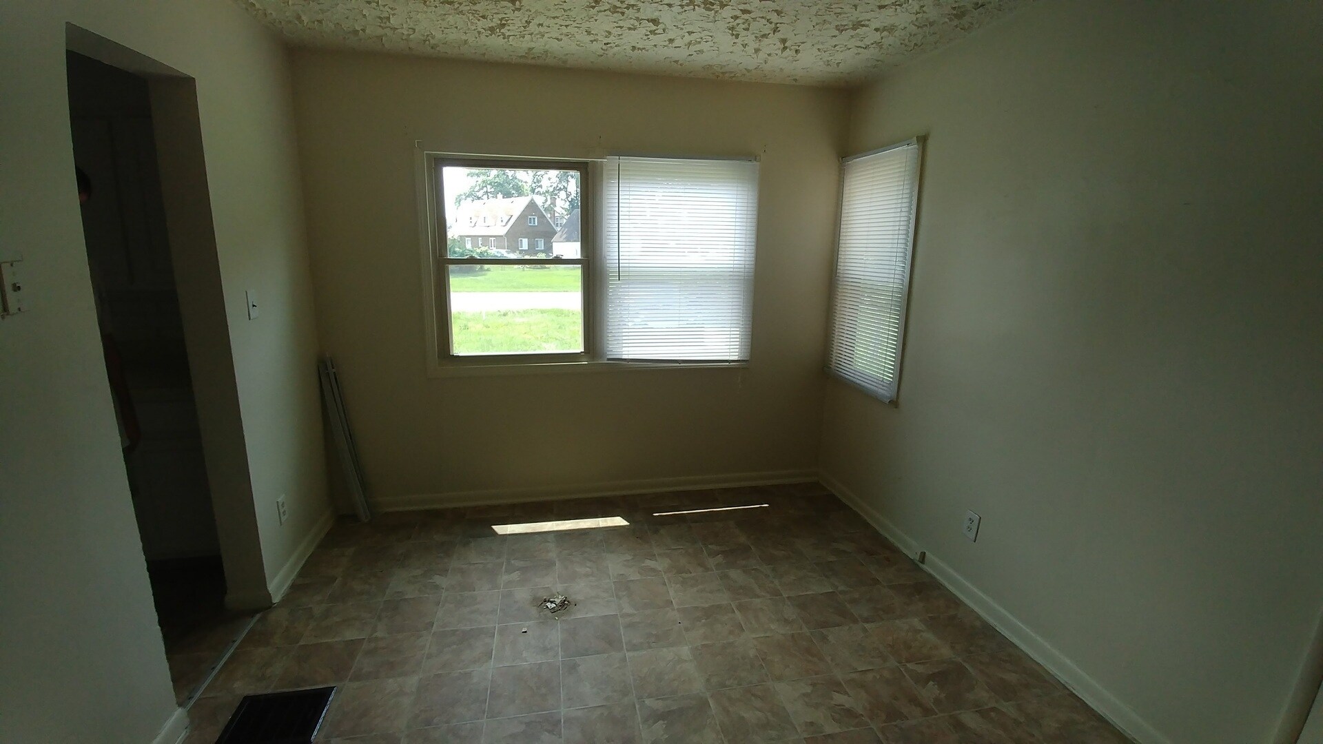 Building Photo - Great Location - 3 Bedrooms