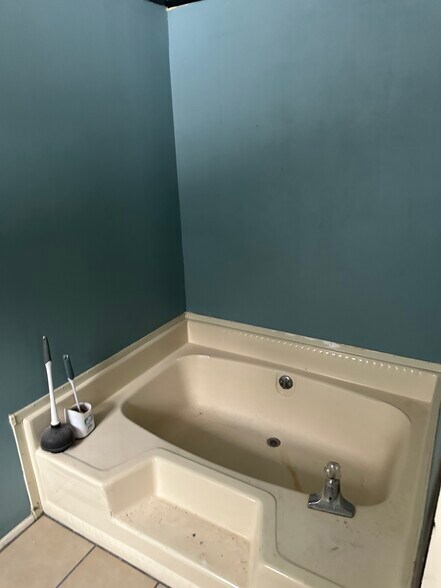 En-suite tub - 64 Wells Farm Rd