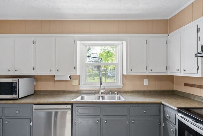 Building Photo - 3611 Bahama Dr