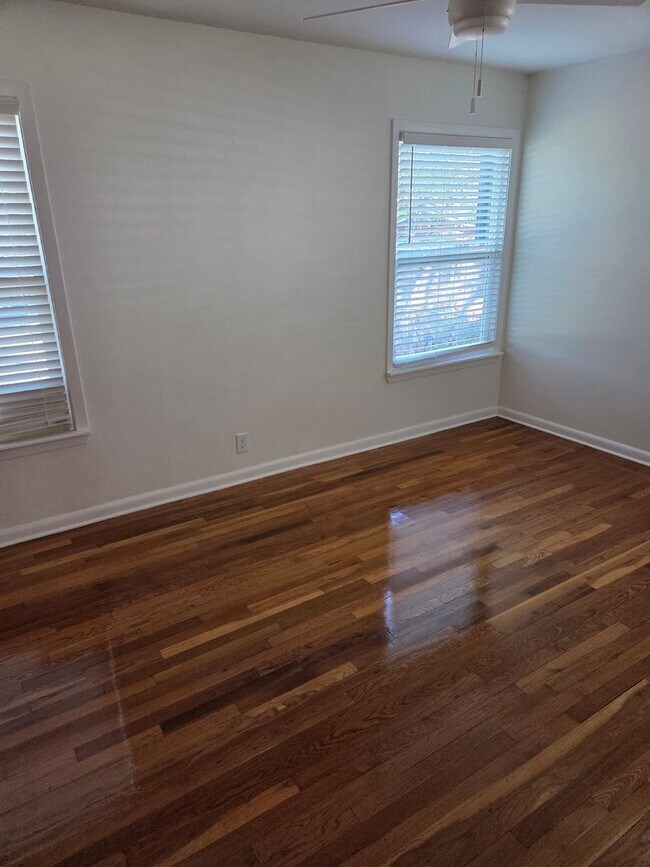 Building Photo - Travis Heights