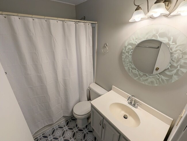 Building Photo - Charming 4-Bedroom Ranch with Modern Updat...