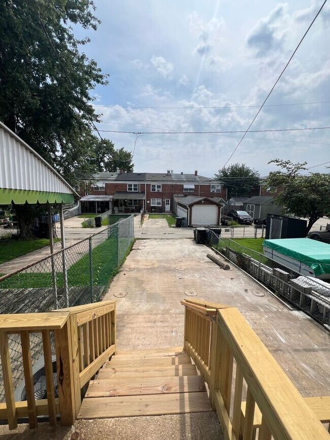 Building Photo - 3 Bedroom Townhome with Parking