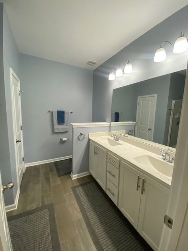 Building Photo - Welcome to this fully furnished 3-bedroom, 3-bathroom townhouse located in the vibrant Hawkeswate...