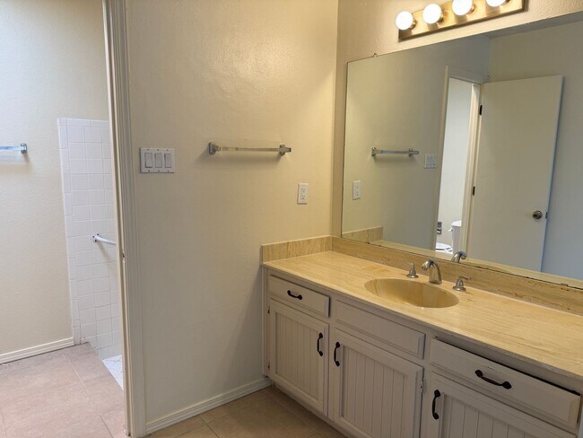 Building Photo - Great location.  4 Br, 1 3/4 Ba, 2 living areas, spacious yard.