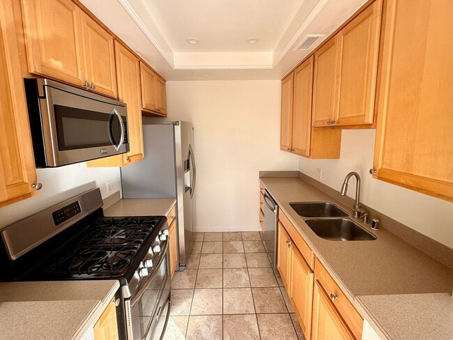 Building Photo - Large Downstairs 2br/2ba in Marina District!