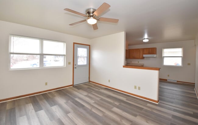 Building Photo - 3042 Hamlin Ave