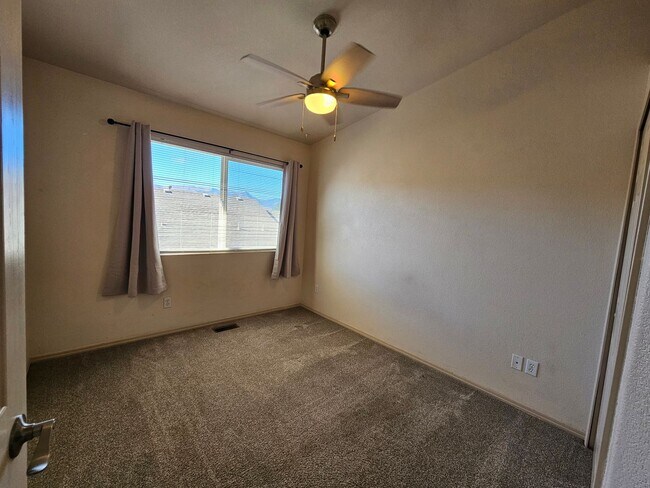 Building Photo - 3 Bed 4 bath Townhome in University Village!